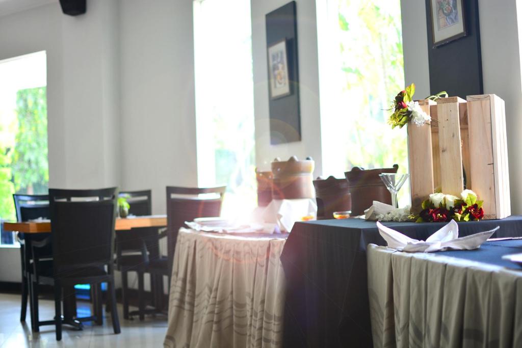 Restaurace v ubytování The Sun Hotel Sidoarjo