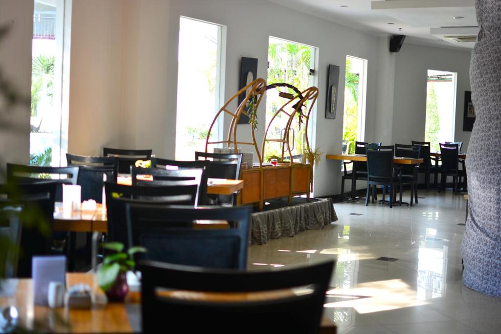 Restaurace v ubytování The Sun Hotel Sidoarjo