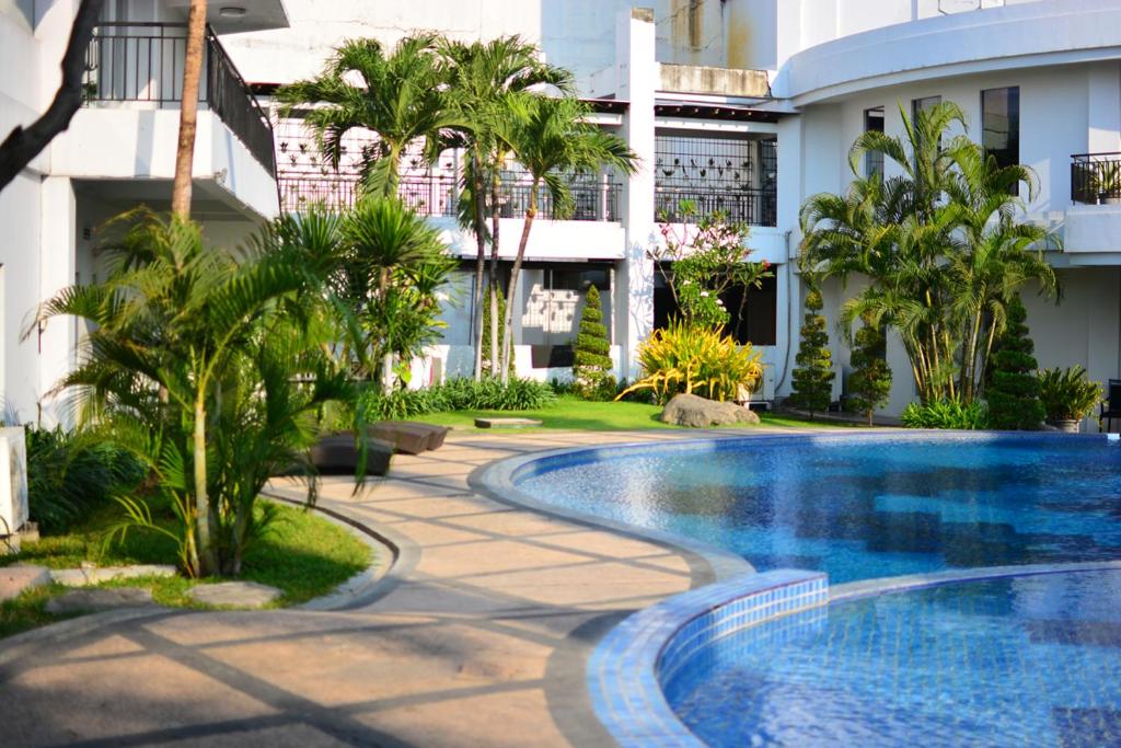 Bazén v ubytování The Sun Hotel Sidoarjo nebo v jeho okolí