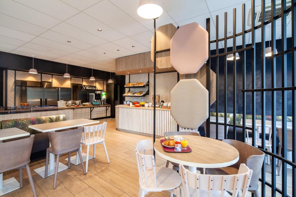 Kuchyň nebo kuchyňský kout v ubytování B&B HOTEL Paris Porte des Lilas