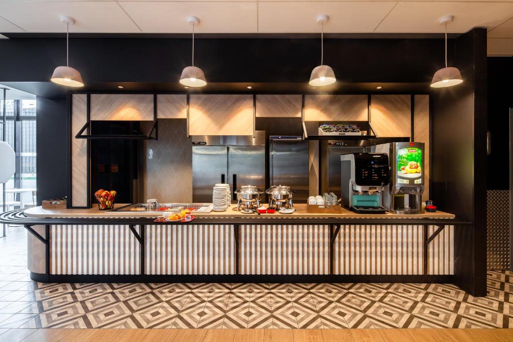 Kuchyň nebo kuchyňský kout v ubytování B&B HOTEL Paris Porte des Lilas