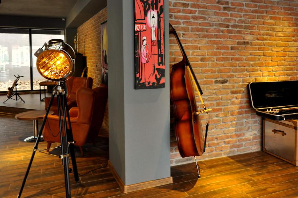 TV a/nebo společenská místnost v ubytování Jazz Hotel