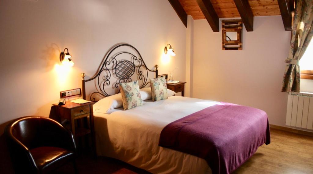 A bed or beds in a room at Hotel Casa Arcas