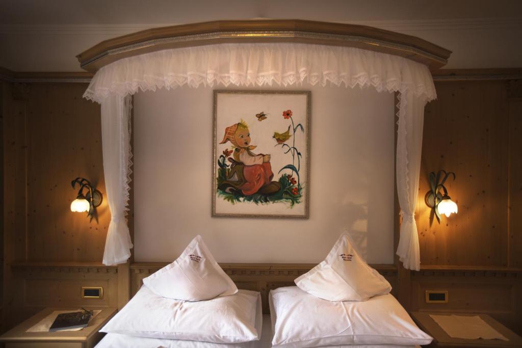 Hotel Garni Concordia - Dolomites Homeにあるベッド