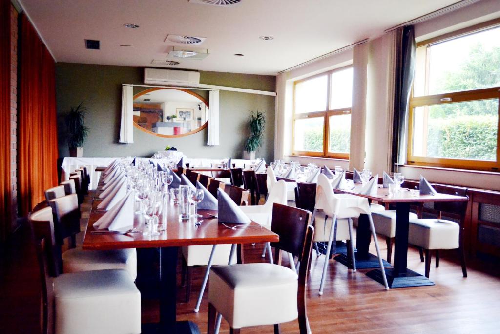 Restoran või mõni muu söögikoht majutusasutuses Hotel S-centrum