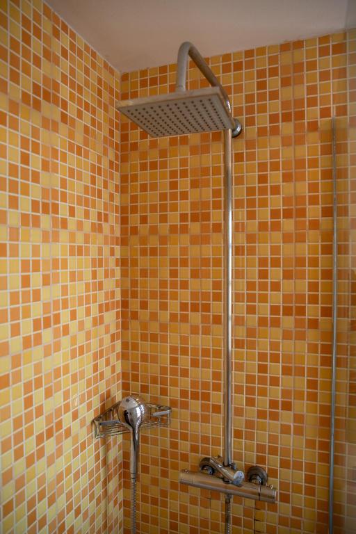 A bathroom at Fuentepark Apartments