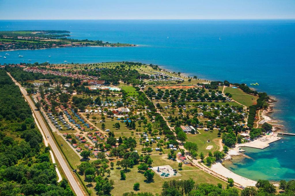 eine Luftansicht eines Parks neben dem Meer in der Unterkunft Happy Camp Mobile Homes in Camping Park Umag in Umag