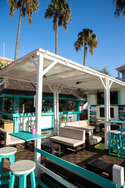 A restaurant or other place to eat at Fuentepark Apartments