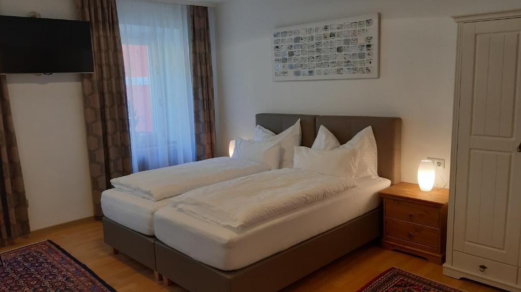 Postel nebo postele na pokoji v ubytování Gasthof Eckberg