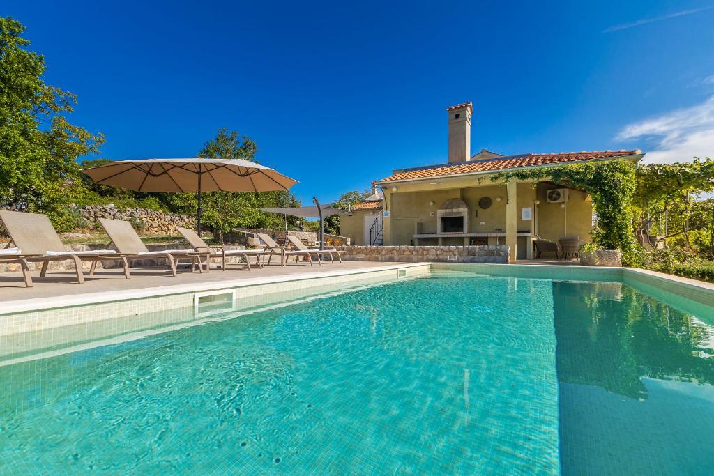 Bazén v ubytovaní Holiday house TRSJA alebo v jeho blízkosti