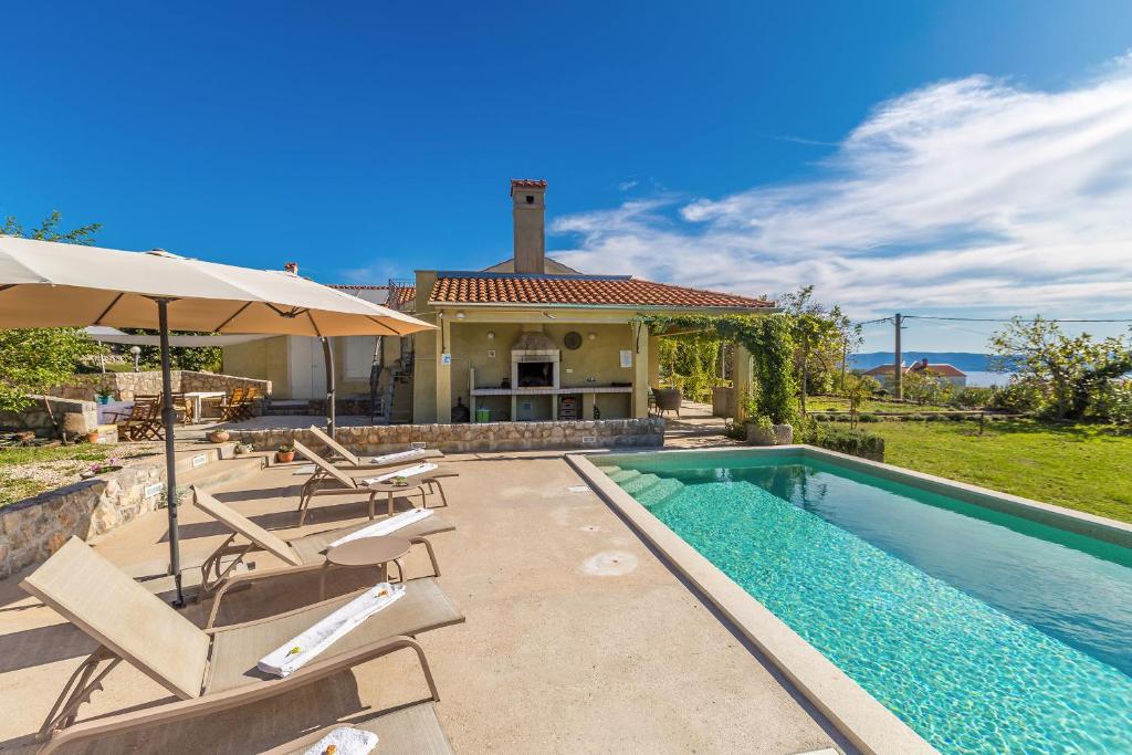 Bazén v ubytovaní Holiday house TRSJA alebo v jeho blízkosti