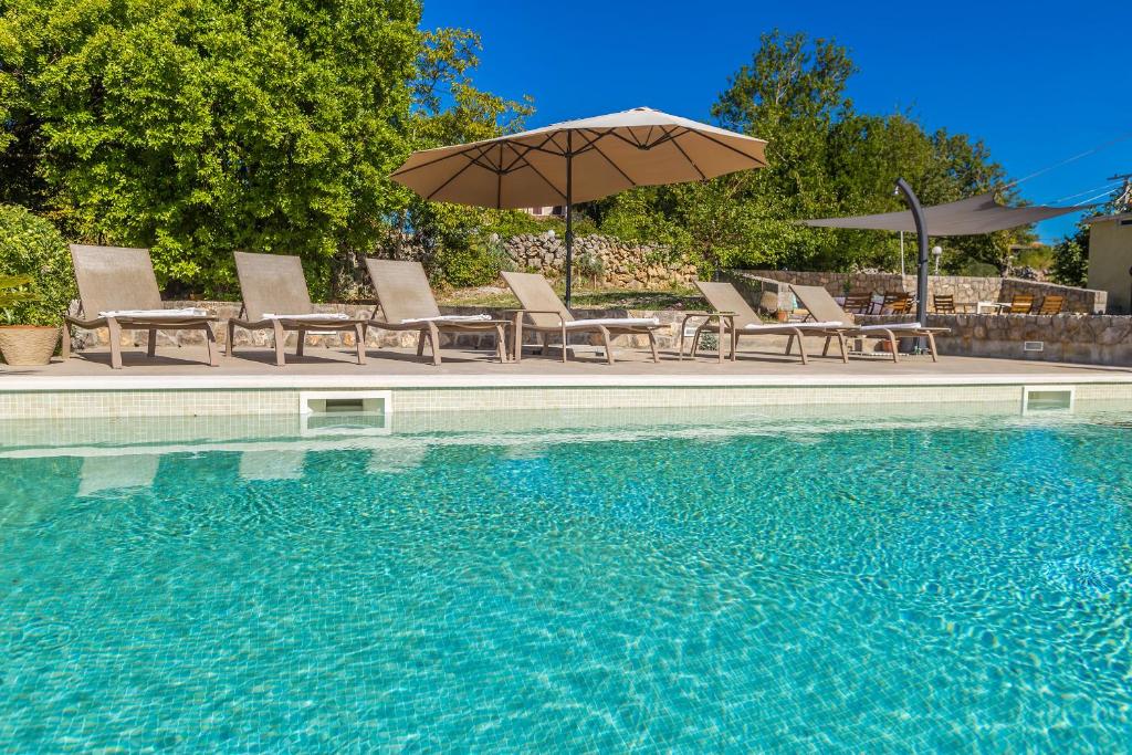 Bazén v ubytovaní Holiday house TRSJA alebo v jeho blízkosti