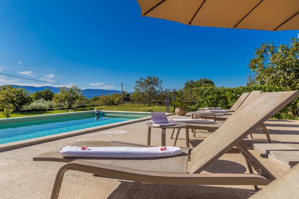 Bazén v ubytovaní Holiday house TRSJA alebo v jeho blízkosti