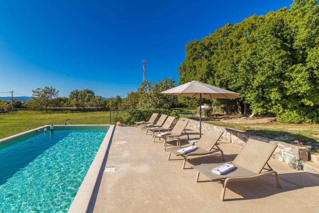 Bazén v ubytovaní Holiday house TRSJA alebo v jeho blízkosti