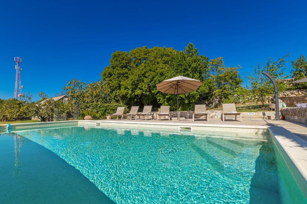 Bazén v ubytovaní Holiday house TRSJA alebo v jeho blízkosti