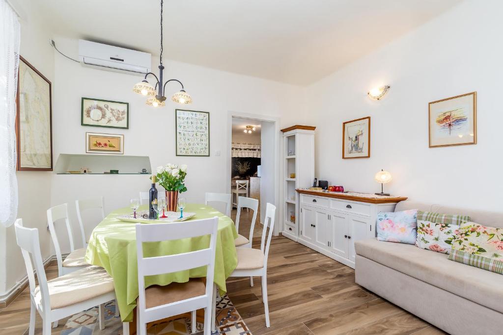 Kuchyňa alebo kuchynka v ubytovaní Holiday house TRSJA