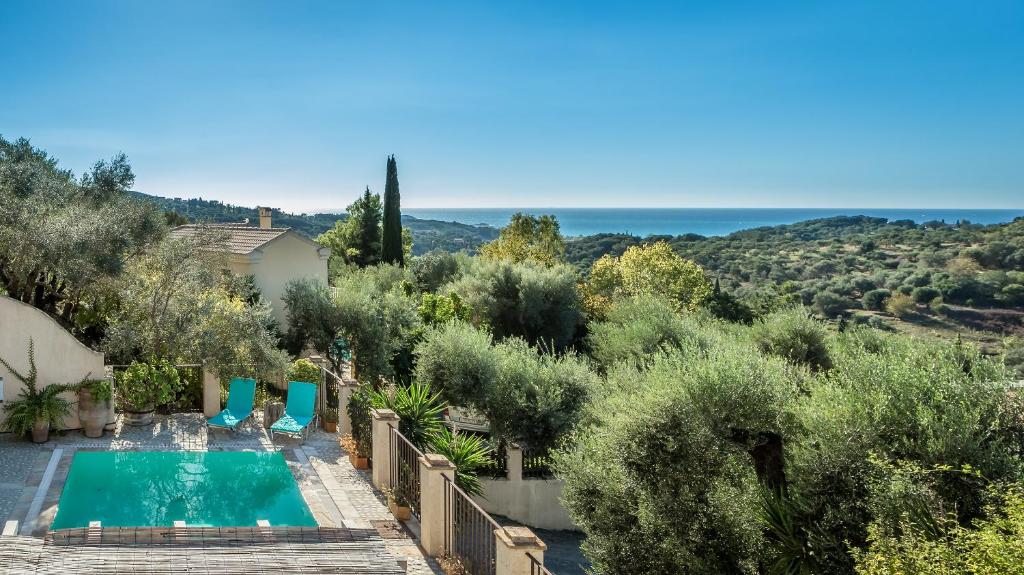 eine Villa mit einem Pool und Olivenbäumen in der Unterkunft Mastrogiannis Villa Lemonia in Kavvadádes