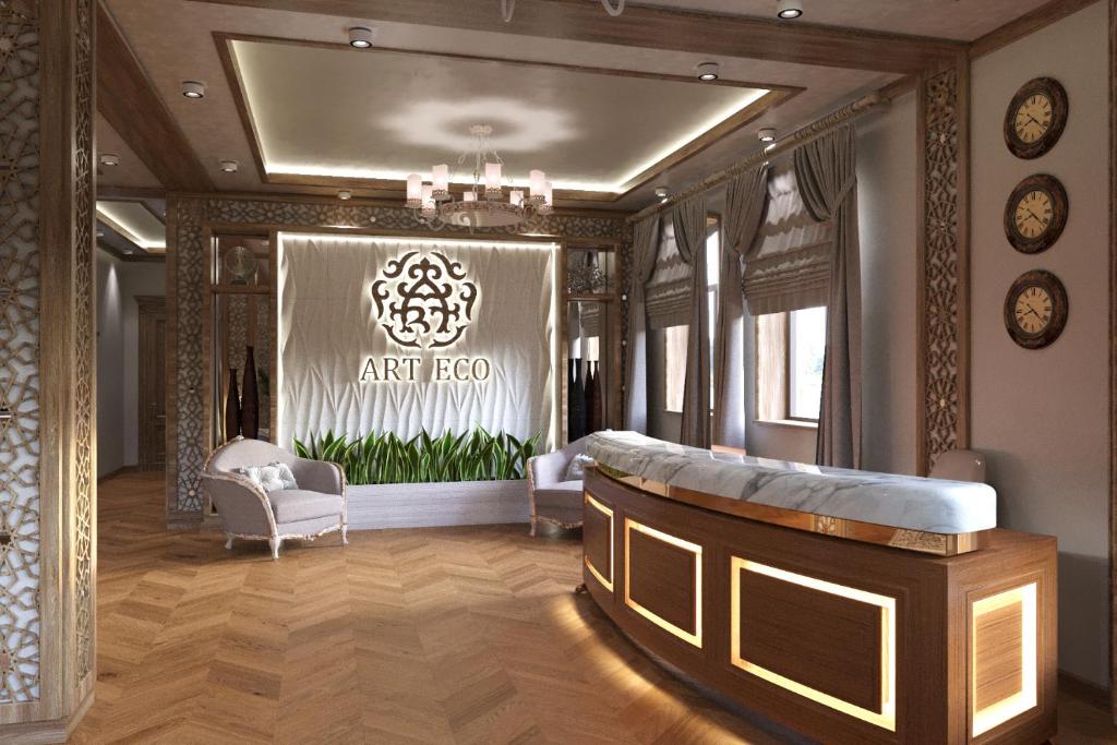 - une salle d'art avec un lit et des chaises dans l'établissement ART ECO HOTEL, à Tachkent
