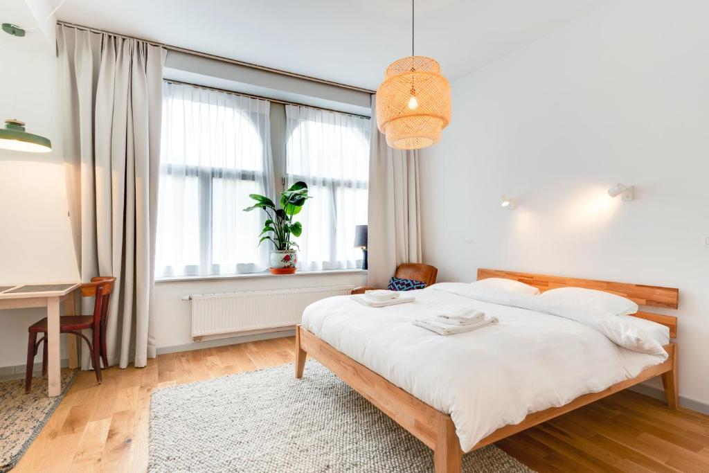 een slaapkamer met een bed, een bureau en een raam bij Newton Boutique Hotel Residences - Brussels EU Area in Brussel