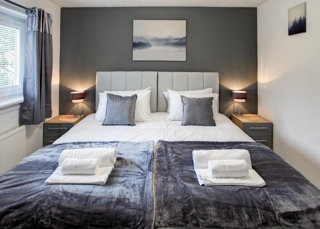 1 dormitorio con 1 cama grande y 2 almohadas en Struan House en Inverkeithing