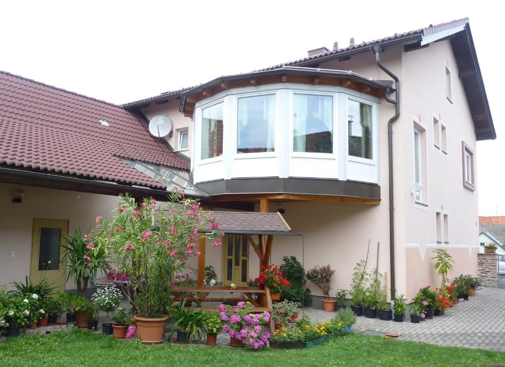 una casa con balcón y flores en el patio en Gertis Blumenhof Privatzimmer, Ferienwohnung, en Gmünd