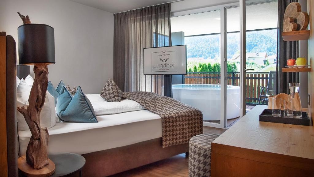 Łóżko lub łóżka w pokoju w obiekcie DolceVita Hotel Jagdhof