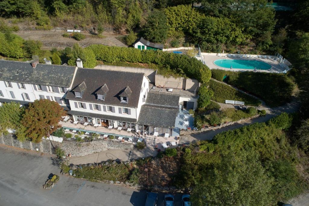 una vista aerea di una casa con piscina di Logis Hôtel Le Belle Rive a Najac