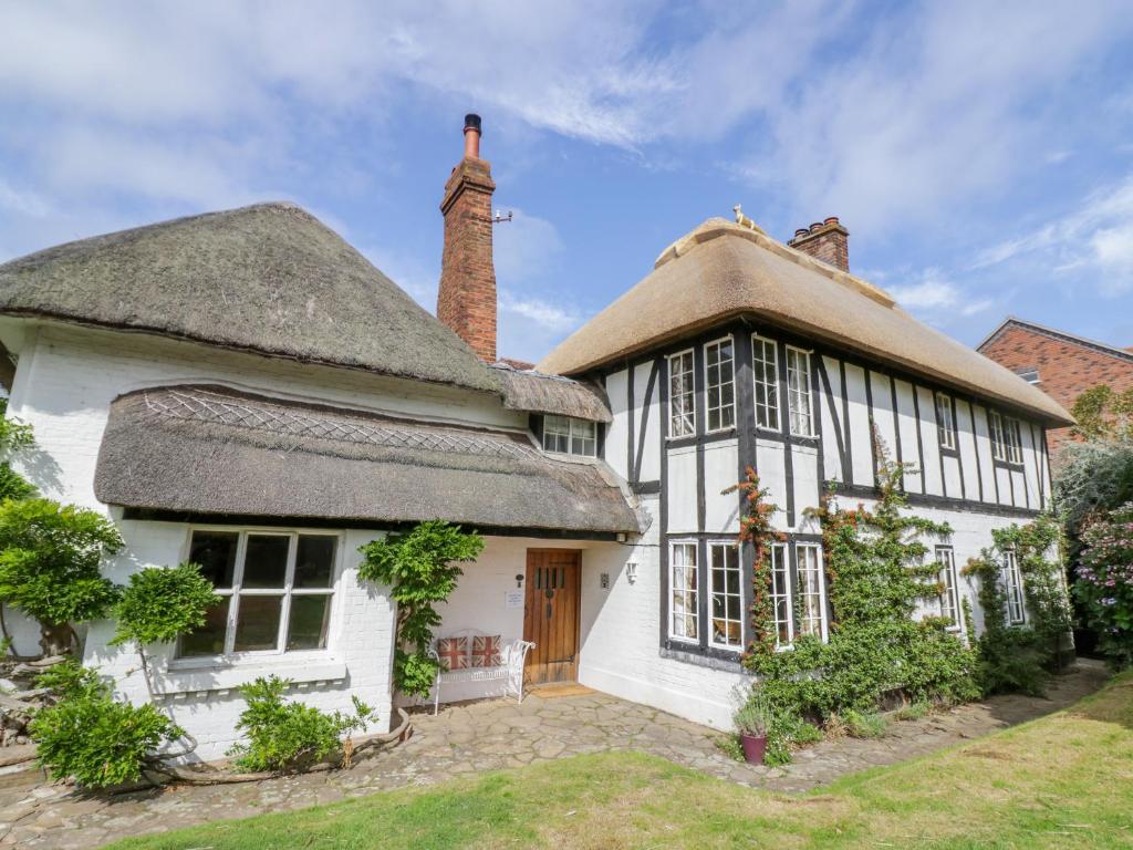 an old house with a thatched roof at Fox Cottage in Droitwich