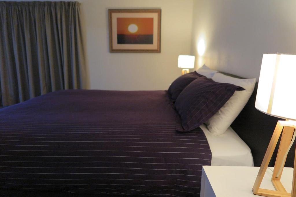 מיטה או מיטות בחדר ב-Summerhill Motor Inn
