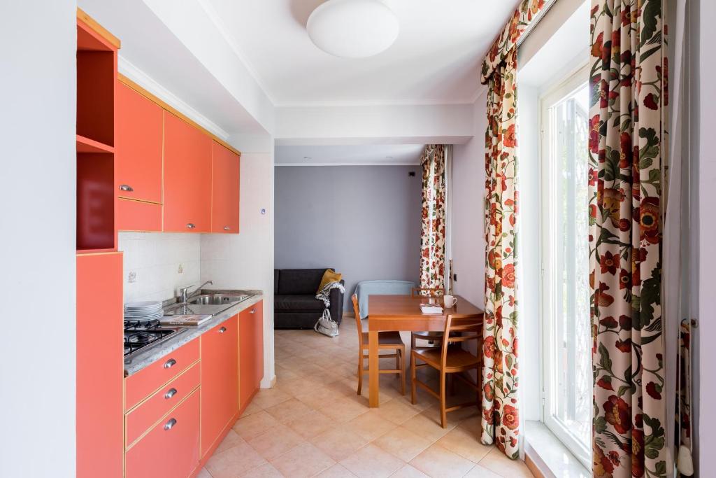 Kuchnia lub aneks kuchenny w obiekcie Crosti Apartments