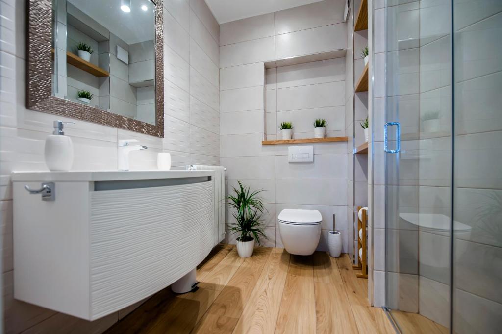 biała łazienka z toaletą i umywalką w obiekcie Apartments Modrušan w Rovinj