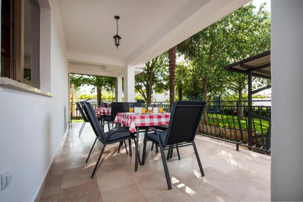 Balkon lub taras w obiekcie Apartments Modrušan