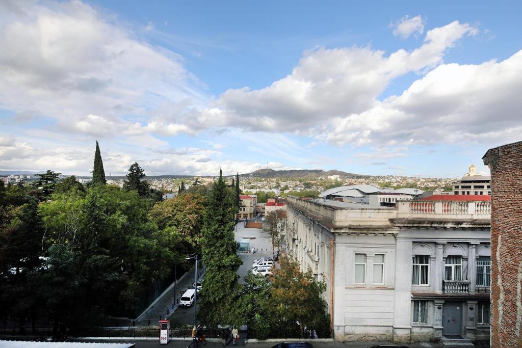 Nespecifikovaný výhled na destinaci Tbilisi nebo výhled na město při pohledu z penzionu