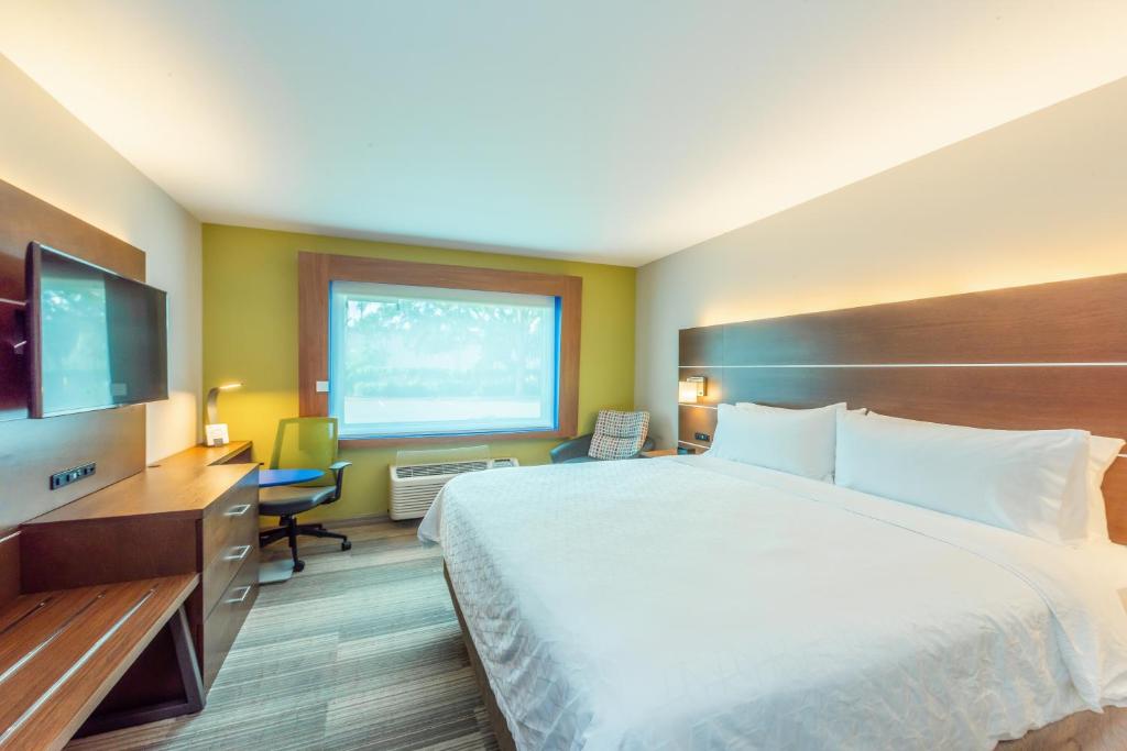 Holiday Inn Express Hotel & Suites Bradenton West by IHG photo