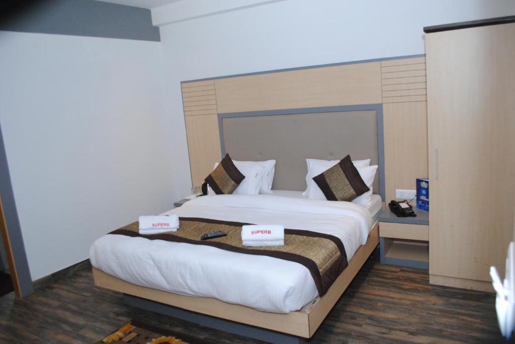 Postel nebo postele na pokoji v ubytování Hotel Superb 5 Mins Walk From New Delhi Station