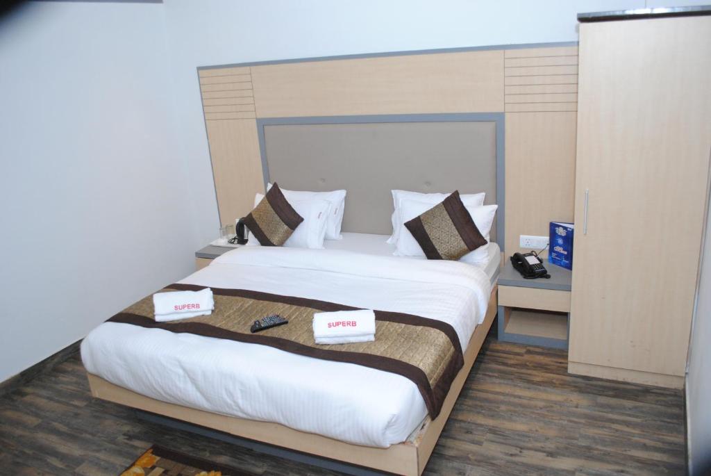 Postel nebo postele na pokoji v ubytování Hotel Superb 5 Mins Walk From New Delhi Station