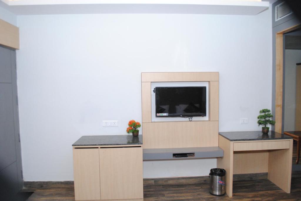 TV a/nebo společenská místnost v ubytování Hotel Superb 5 Mins Walk From New Delhi Station