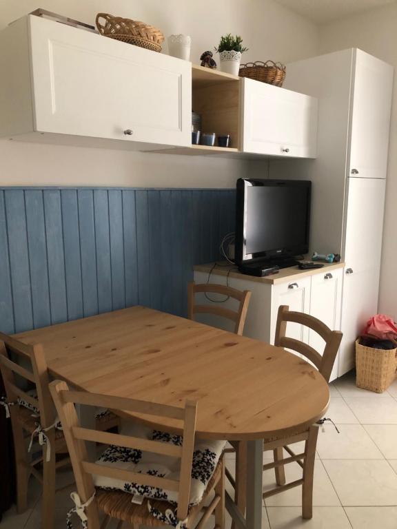 Kuchyň nebo kuchyňský kout v ubytování Appartamento curato con giardino