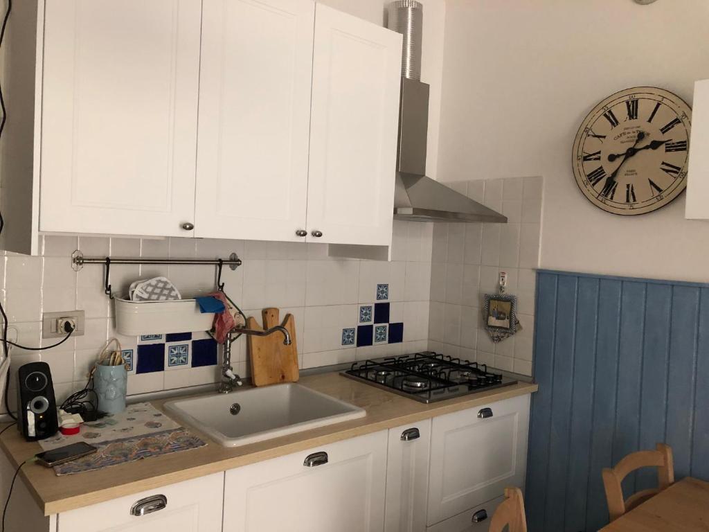 Kuchyň nebo kuchyňský kout v ubytování Appartamento curato con giardino
