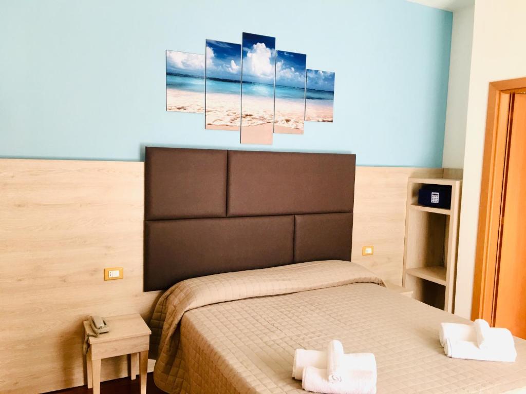 Postel nebo postele na pokoji v ubytování Hotel Monica