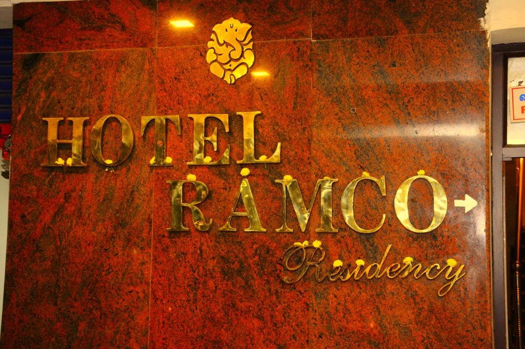un letrero para un restaurante de hotel rango en una pared en Hotel Ramco Residency A/c, en Kanchipuram