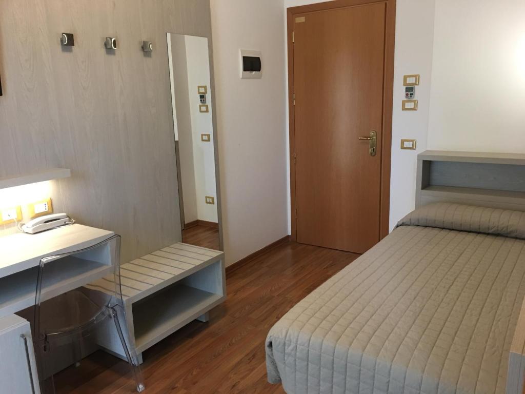 Postel nebo postele na pokoji v ubytování Hotel Monica