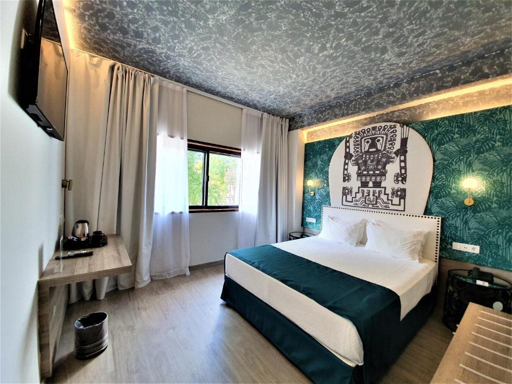 a bedroom with a large bed and a large window at Casual Inca Porto in Porto