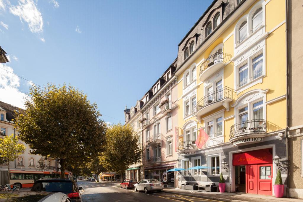 ein Gebäude auf einer Straße mit auf der Straße geparkt in der Unterkunft Hotel Ambassador in Solothurn