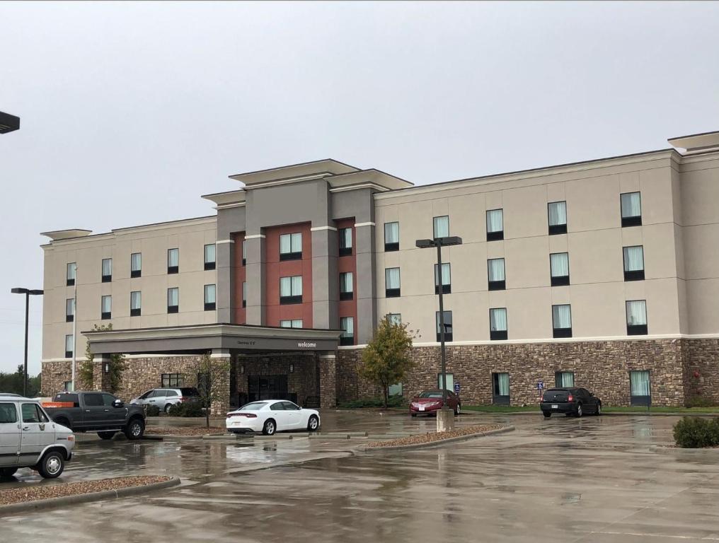 Pratt Inn Suites Usa - Bookingcom