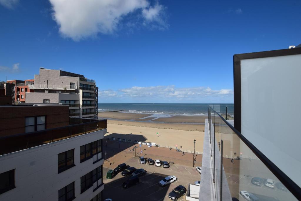 desde el balcón de un edificio con vistas a la playa en Zeedijk 336, en Middelkerke