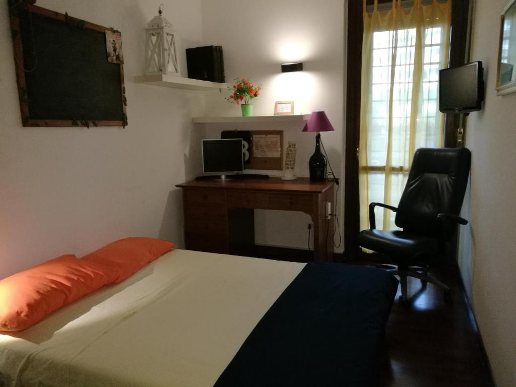 โทรทัศน์และ/หรือระบบความบันเทิงของ ROMA M3 JONIO Double ROOM with BATHROOM