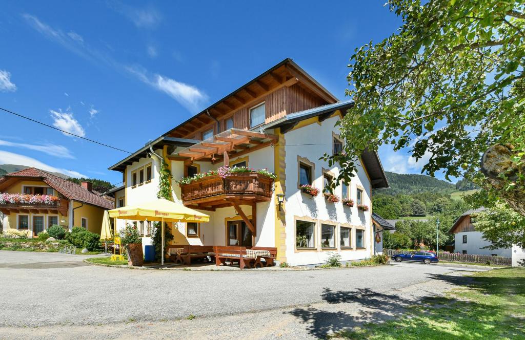 ein großes Haus mit einem Balkon an der Seite in der Unterkunft Gasthof Neuwirt in Schöder