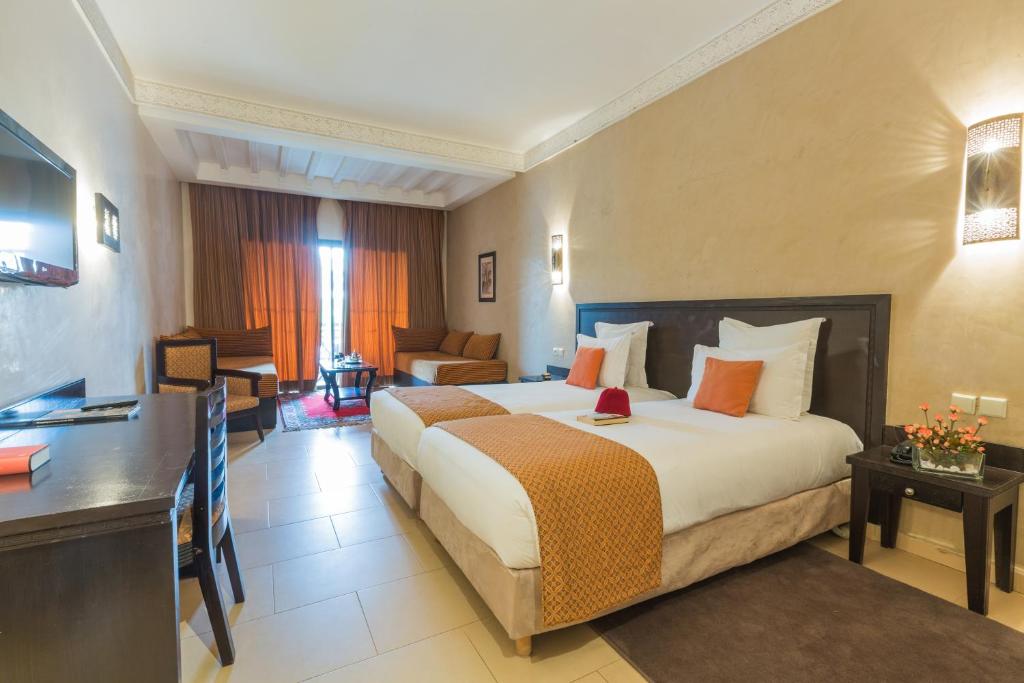 Postel nebo postele na pokoji v ubytování Zalagh Kasbah Hotel & Spa