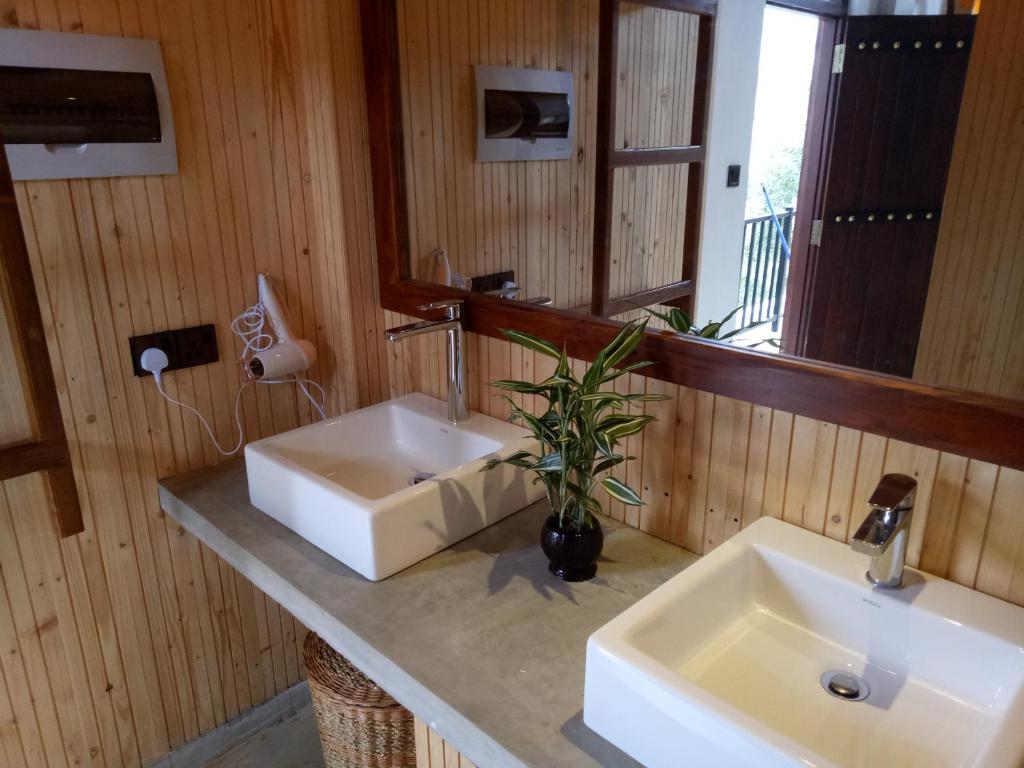 Ett badrum på 3Arch Eco Cottage Ella